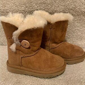 UGG Chestnut Kids Boots with Cozy Lining